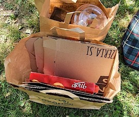 Eno skupinico smo &quot;ujeli&quot; prav pri ločevanju odpadkov! Izmenjali smo nekaj besed o odlaganju odpadkov.